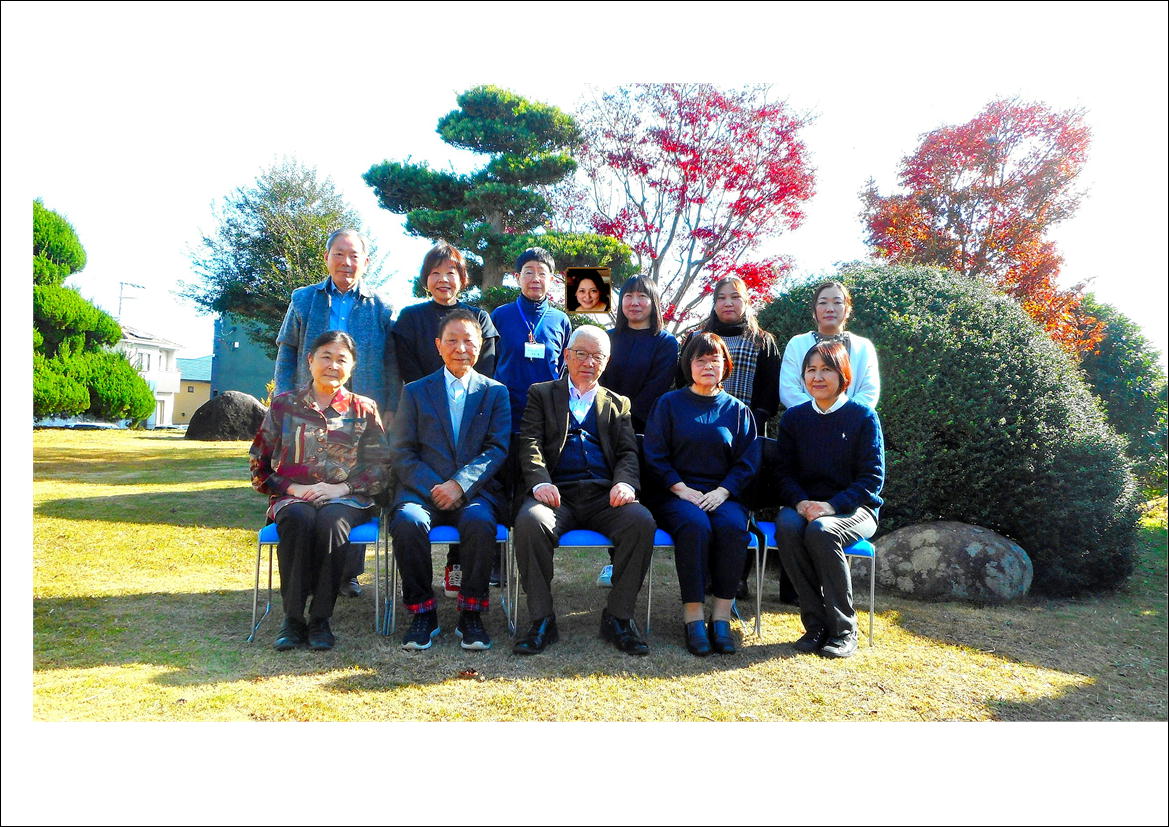 あすか事務所前庭にて、職員一同がつどいました。